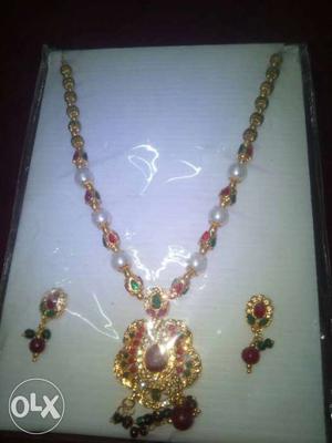 Beaded Gold Pendant Necklace With Earrings