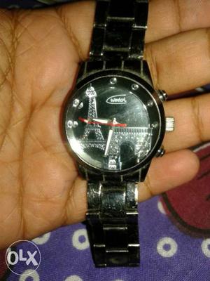 It's a ladies wrist watch. 1 month old..