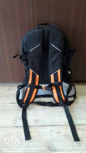 New girardelli hitch 35 L traveling bag in Orange