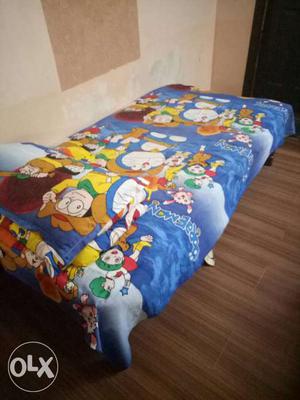 Single bed / Takhat to be sold immdiatley...
