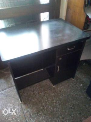 Wood office desk, very good condition