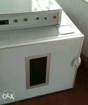 Incubator for poultry farms and for households