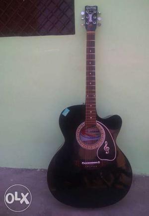 Givson guitar 4 months old new strings... Final price 