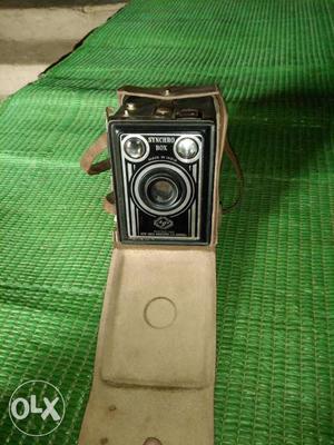 I want to sell my very ancient & old camera make