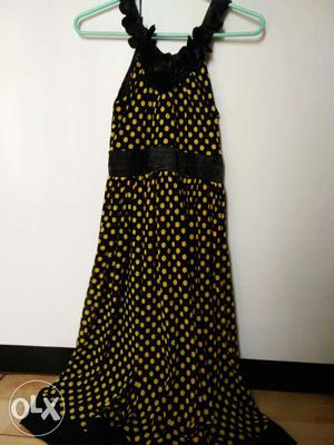 Black and yellow pol ka dot gown. Size 36. Age: