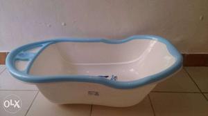 Unused baby bath tub. Size 80cmX45cmX25cm approx.