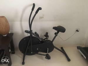 Excercising manual cycling machine