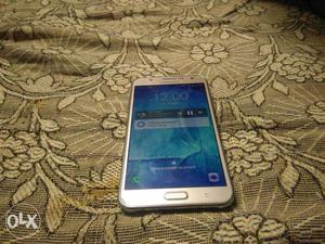 A good condition 4g smartphone (J7)