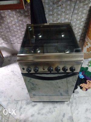 4 black burner stove with 1 oven in working condition