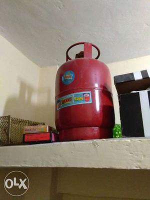 5litre gas cylinder along with the regulator.its