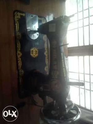 Black and yellow sawing machine in good condition