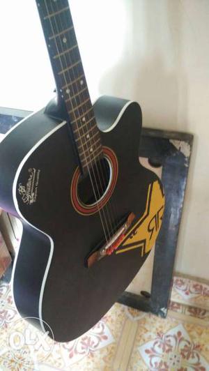 Guitar pura new h use ni hua h urgent sell karna