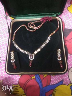 Antique necklace​ mehroon n white stones.