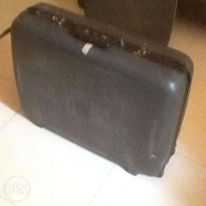Good quality large and medium size suitcases for travel and