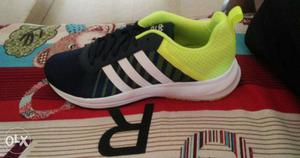 Green-and-black Adidas Low Tops size 9