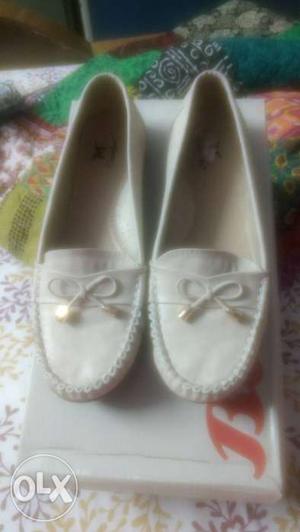 Newly bought shoes size WS big 42: in size very