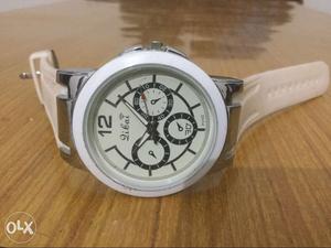 Round White Libai Chronograph Watch With White Bracelet