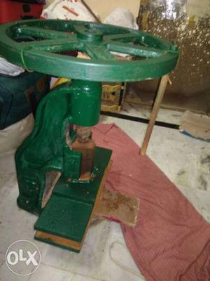 It's a collar cutting machine (weight 1quintal)