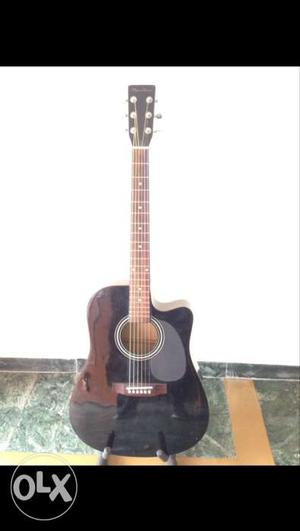 Spectrum jumbo size guitar in very good condition