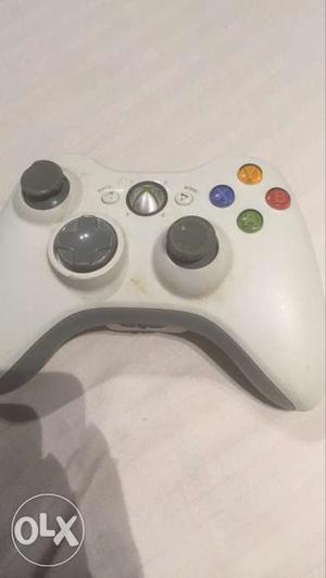White Xbox 360 Controlle R