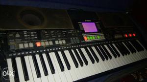 Black Electronic Keyboard YAMAHA 550