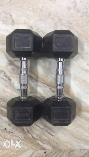 2 Dumbells,each one weighs-7.5kg's,it is a pair of 2