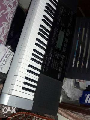Casio keyboard with stand very nice condition