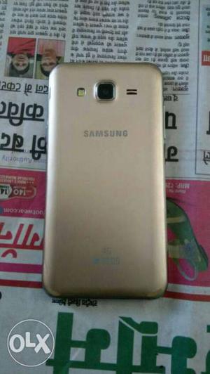 I m selling my Samsung j5. all the accesories in