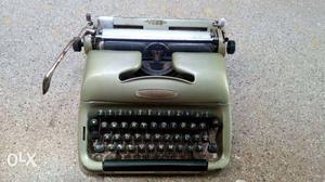 Voss company Type writer in good condition.