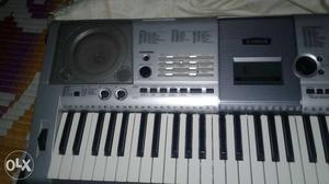 Yamaha psr e403 in good condition brand new