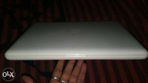 Apple laptop white in good cond minor red line in