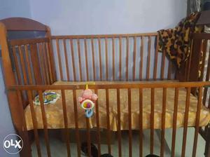 Baby cot wid matteress slightly crack from front