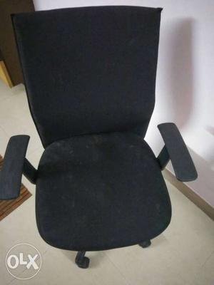 Black colour full size office chair. Adjustable