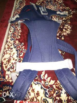 I want to sell a baby carrier.blue color and v
