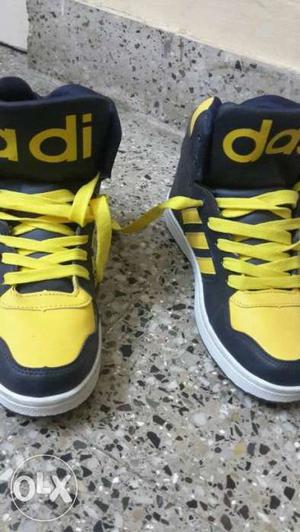 Hip hop shoe Adidas size avilable 6 7 8