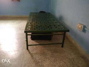 3x6 3 x 6 metal bed.. in very good condition
