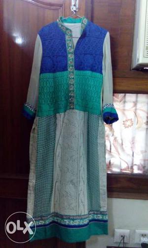 Embroidered suit on pure georgette.