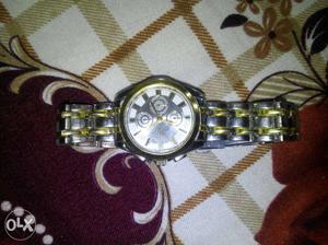 Its a golden colour watch which is circle shaped