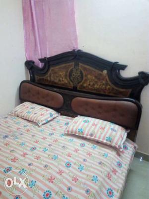 King size bed 6/6 very good condition with box