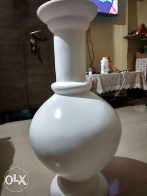 Pure white long lasting mlti purpose vase, available in sch