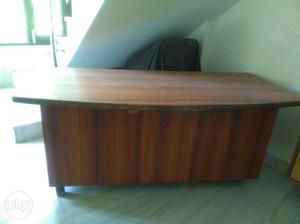Wooden table in very good condition. Size 6'*4'..