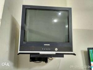 Samsung Plano Colour Tv With Wall Hanging Stand + Remote