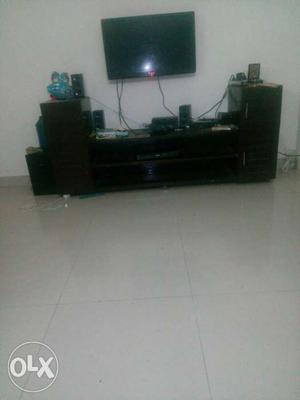 TV table with cupboards n in gud condition