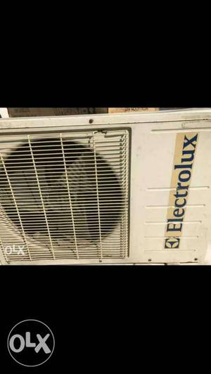 White Electrolux Split 1.5T AC - working condition