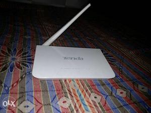White Tenda Wi-fi Router