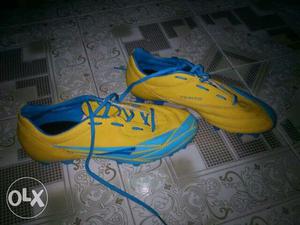 I want to buy football shoes size 7 urgently