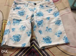 Girls knee length capre in white and blue colour