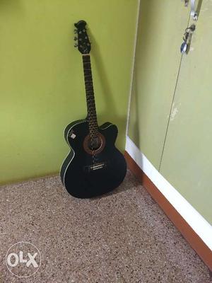 Black color embissas adjustable guitar in good