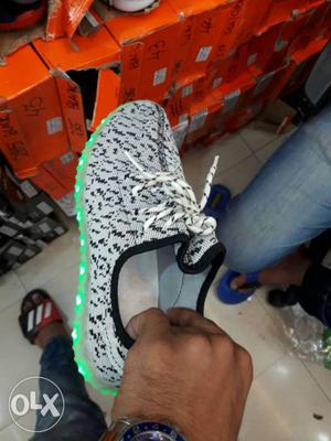I want to sell lighting shoe with box n charger