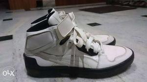 Its a a white puma shoes. slightly used. Shoe's